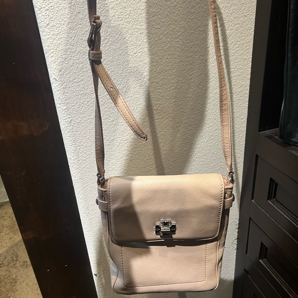 Elegant Tan Leather Crossbody Bag